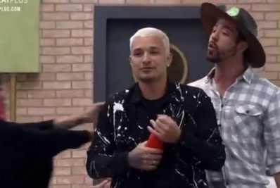 A Fazenda: Tati, MC Gui e Rico protagonizam baixaria e peões precisam separa-los