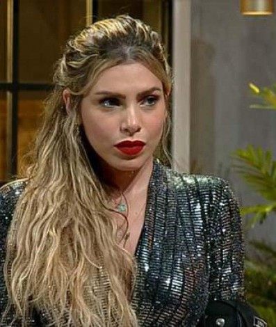 Cantora não gostou das plaquinhas dadas por Erika no 'Hora do Faro'  - Reprodução