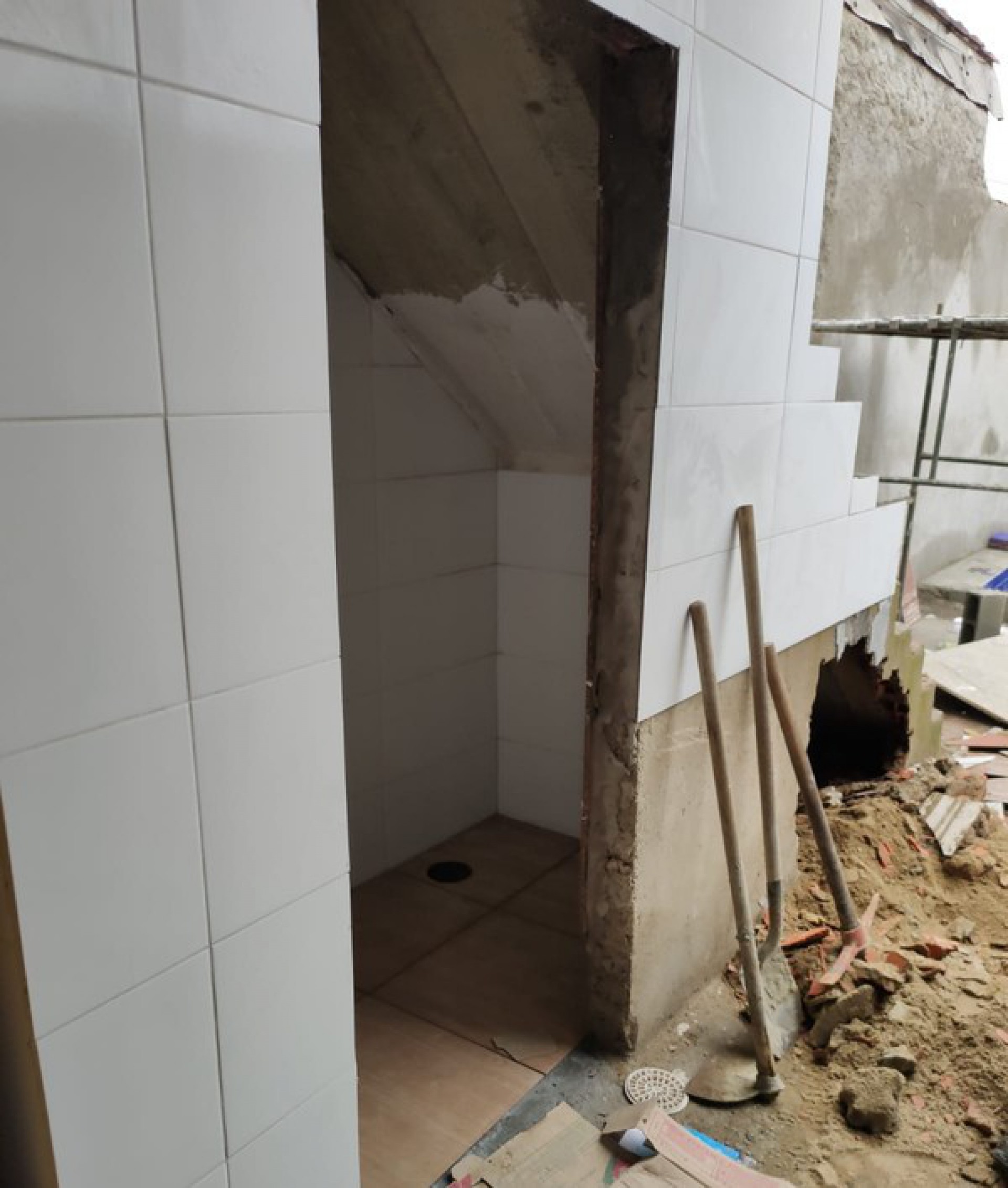 Corpo foi encontrado no vão de uma escada em São Vicente, litoral de São Paulo - Divulgação/Polícia Civil