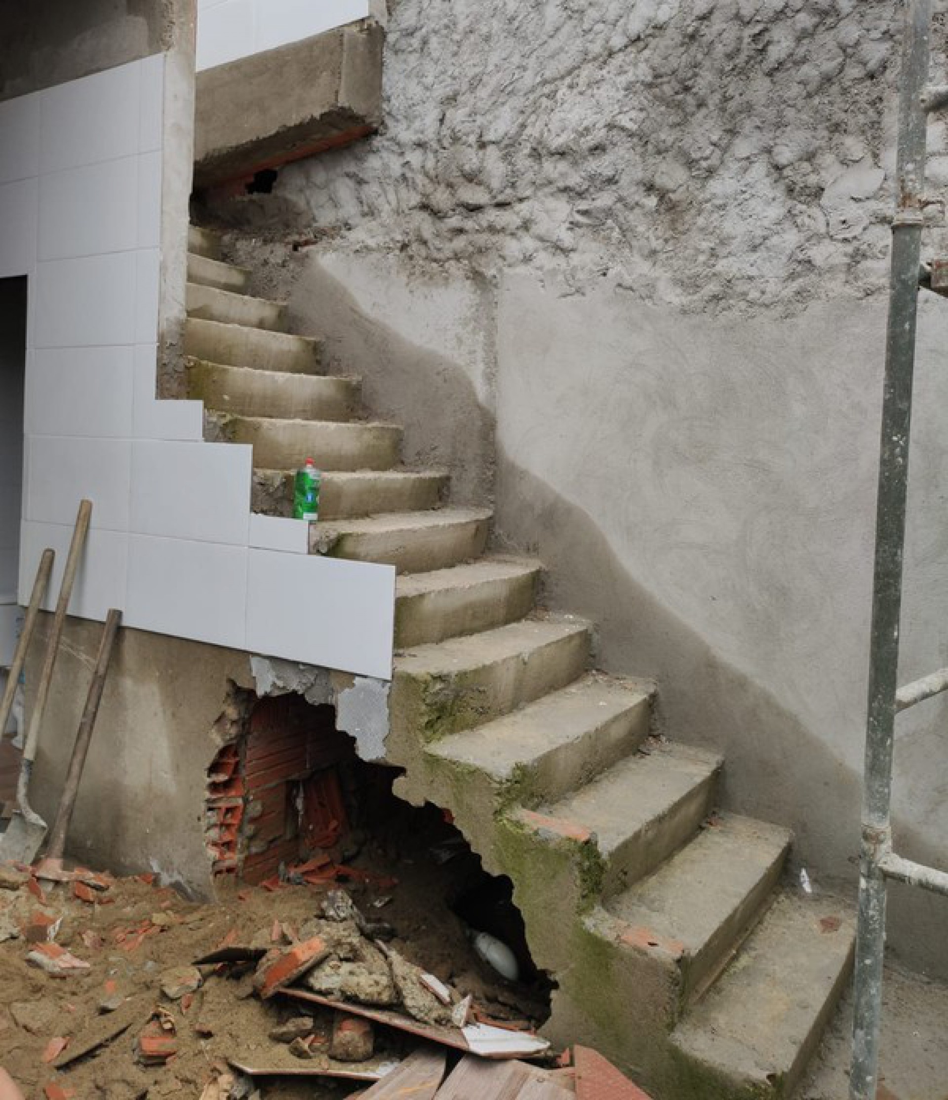 Corpo foi encontrado no vão de uma escada em São Vicente, litoral de São Paulo - Divulgação/Polícia Civil