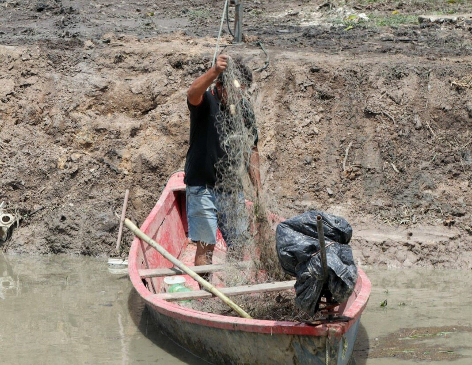 O pescador Gilson Gonçalves de Almeida, vive há 20 anos no Parque Estrela e mora nas margens do Rio Negro. Ele tira seu sustento do que pesca no rio. - Divulgação.