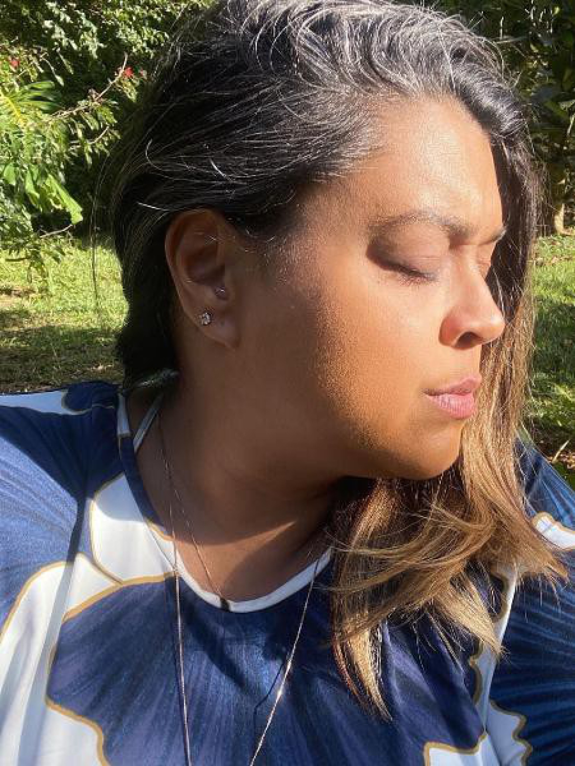 Cantora exibe tonalidade natural dos fios  - Reprodução