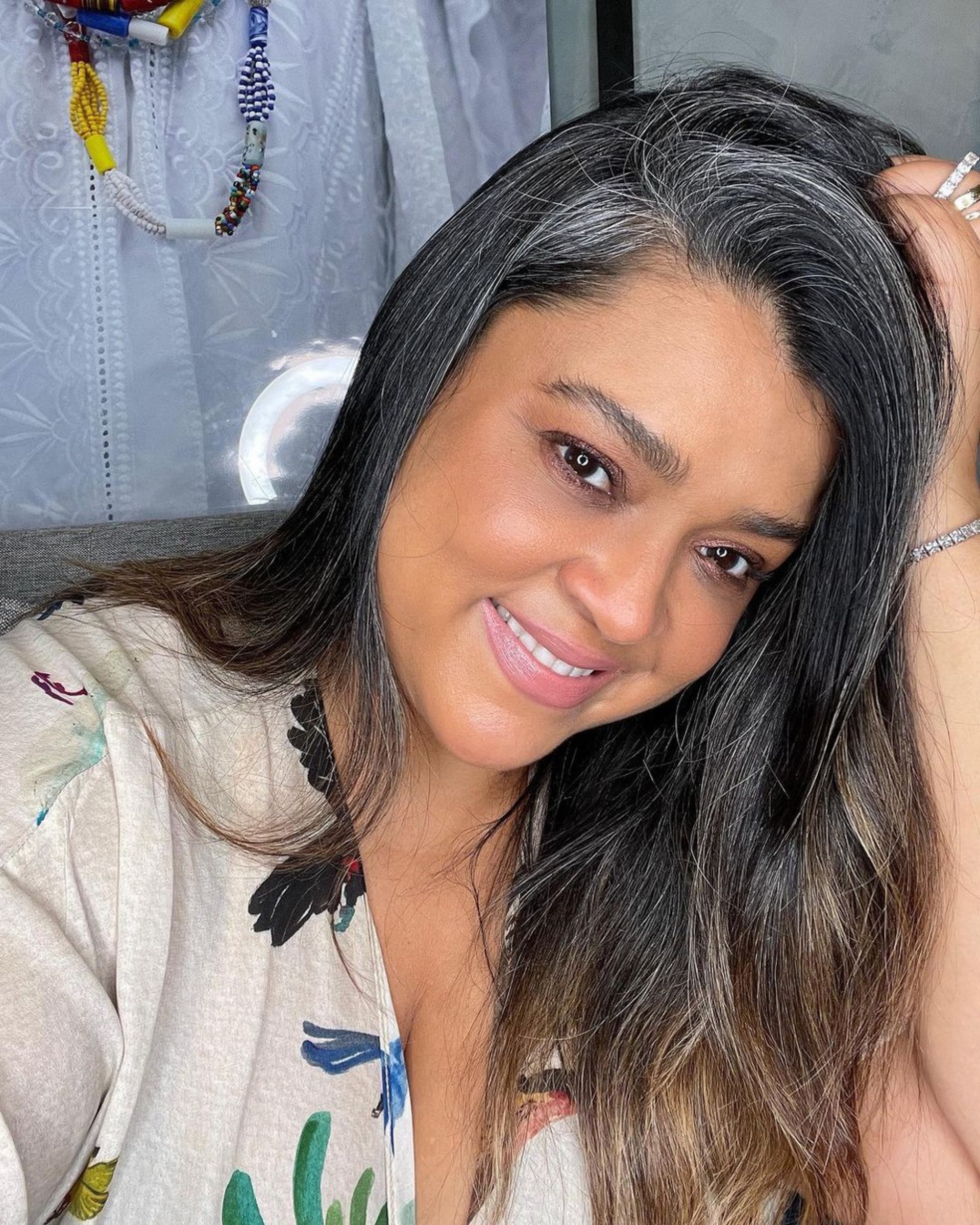 Cantora exibe tonalidade natural dos fios  - Reprodução