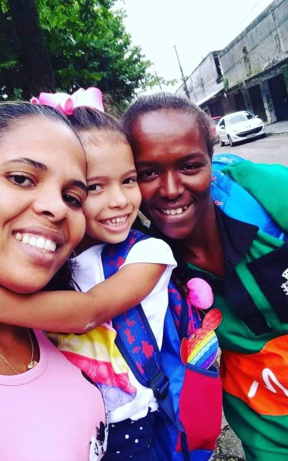 A dona do dinheiro faz "selfie" ao lado da filha e da gari - Carla Maria Geraldina