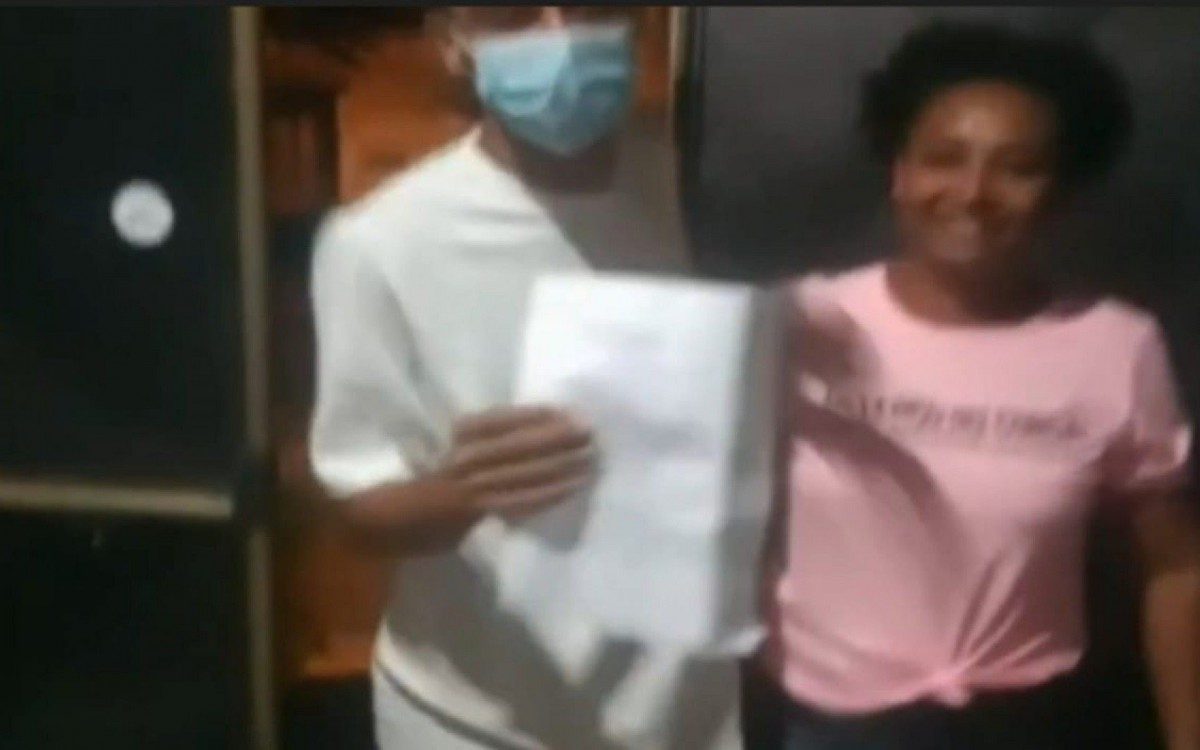 Maicon Valentim &eacute; recebido pela m&atilde;e Cintia Valentim, nesta sexta-feira