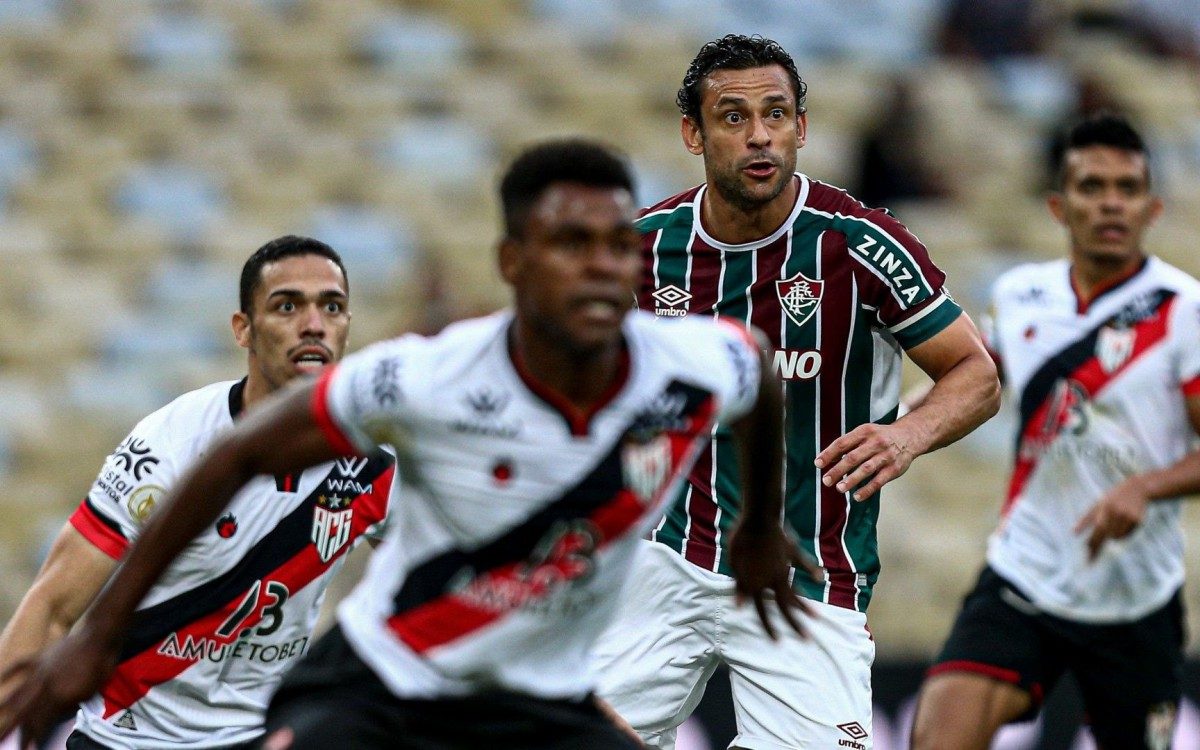 Bem marcado, Fred passou em branco mais uma vez, mas foi poupado das vaias pela torcida