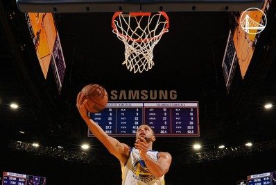 Curry crê que LeBron, 'voando' aos 36, redefiniu o padrão de longevidade na NBA