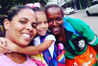 Gari encontra dinheiro na rua e devolve para a dona, em Guapimirim