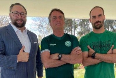Ex-assessor de Trump recorreu a Eduardo Bolsonaro ao ser abordado pela PF