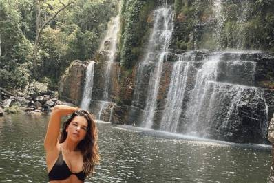 Mariana Rios exibe corpão ao posar de biquíni em cenário paradisíaco