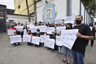 Família de jovem preso por engano protesta em frente ao presídio de Benfica