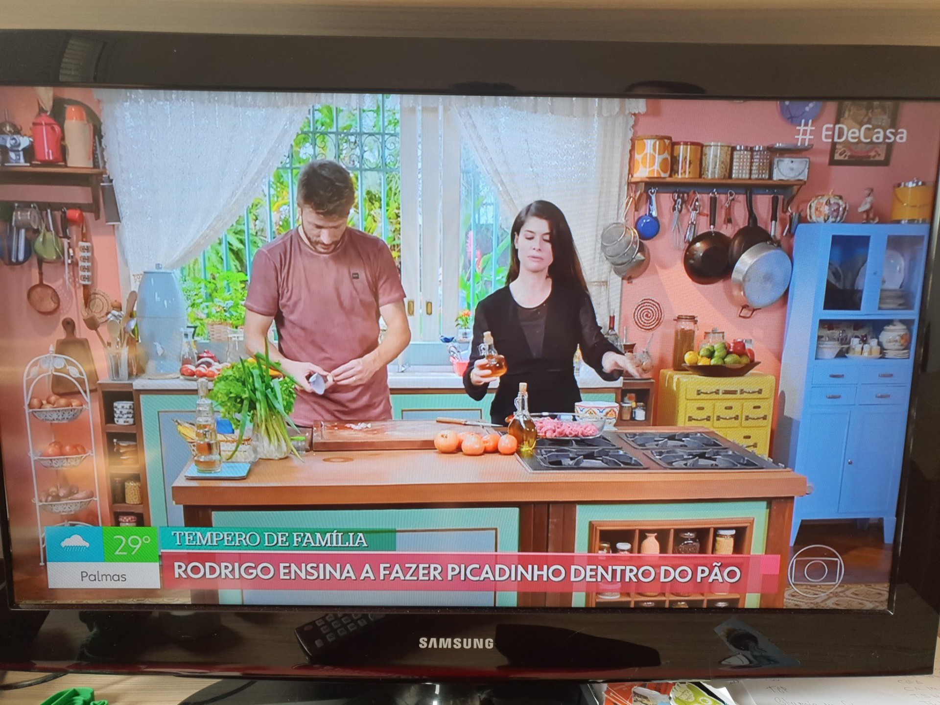 Rodrigo Hilbert e Aline Moraes bombam cozinhando juntos no '&Eacute; de Casa', na manh&atilde; deste s&aacute;bado - Reprodu&ccedil;&atilde;o