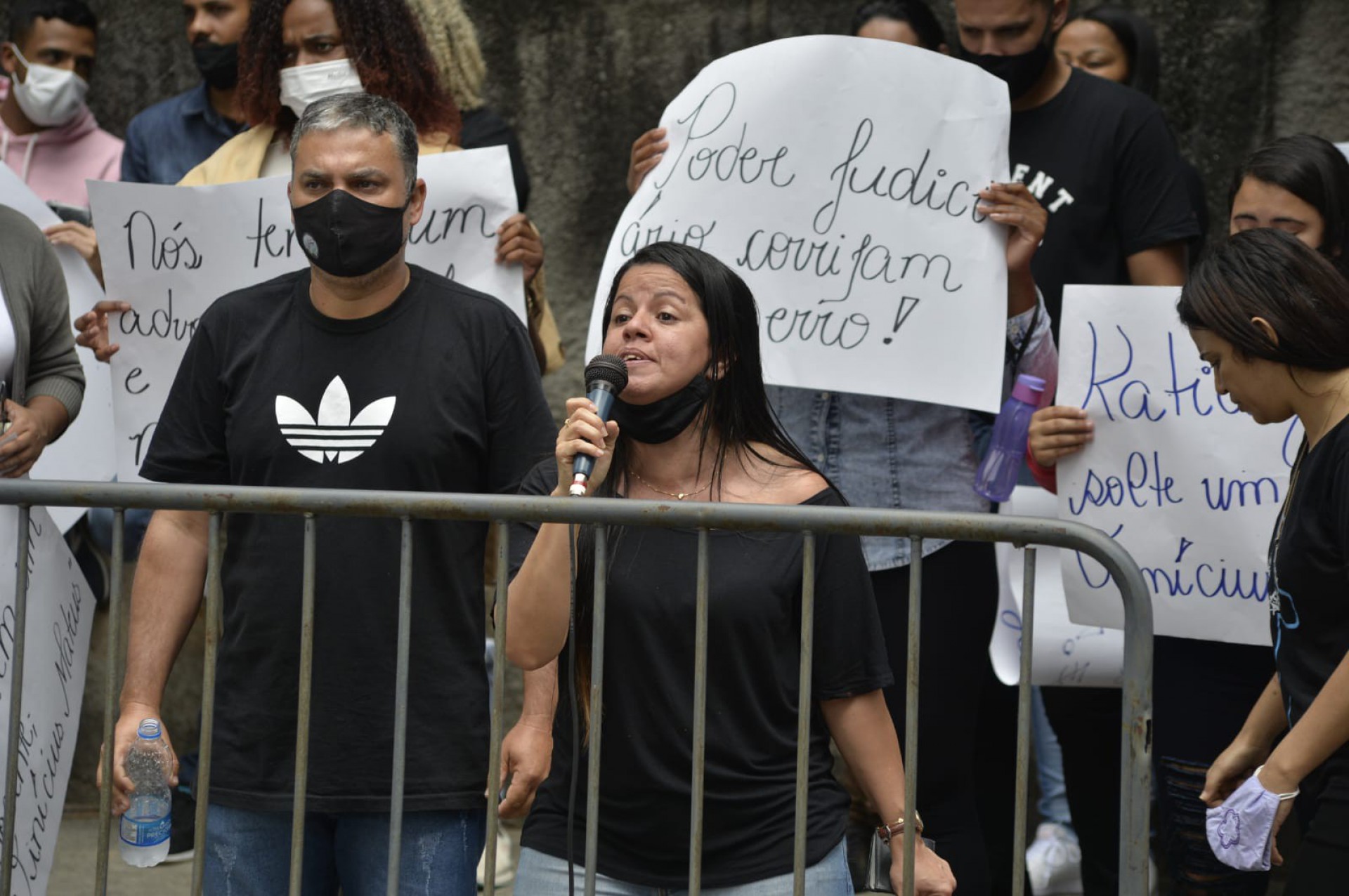 Messias Gomes Teixeira e Paula Barreto, pais de Vinicius, no protesto em frente ao presídio de Benfica - Fábio Costa / Agência O Dia
