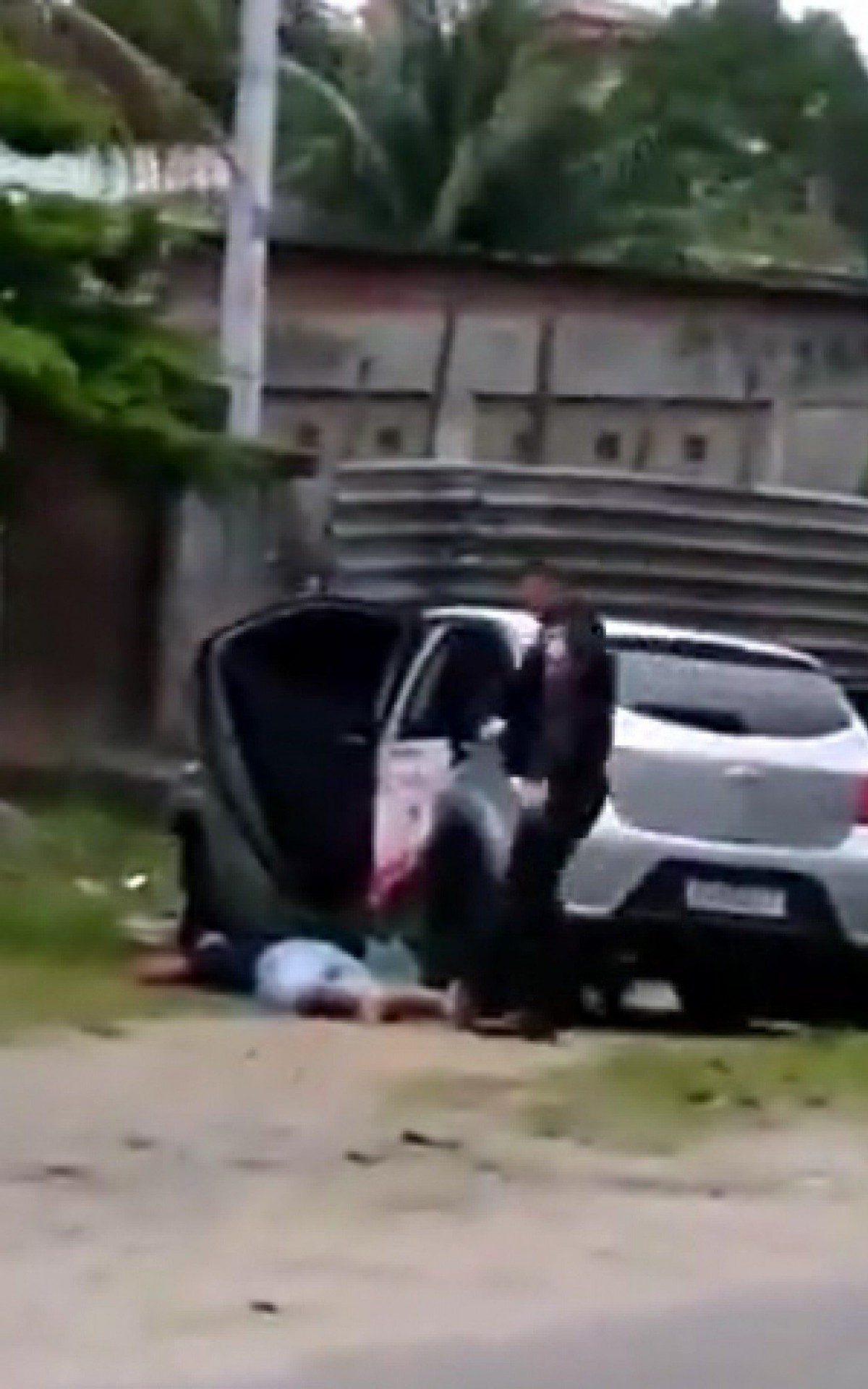 Criminosos s&atilde;o baleados durante fuga na Estrada de Sepetiba, na Zona Oeste do Rio