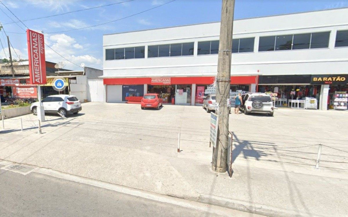 Unidade das Lojas Americanas, no bairro Sepetiba, &eacute; assaltada por criminosos neste domingo (10)