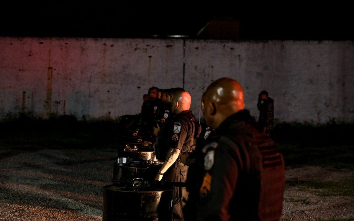 Policiais militares tamb&eacute;m passaram por treinamento de tiro em ambiente noturno