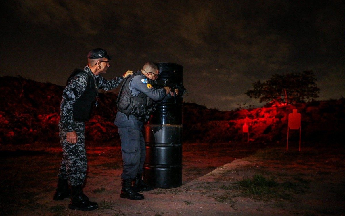 Policiais militares também passaram por treinamento de tiro em ambiente noturno - DIVULGAÇÃO