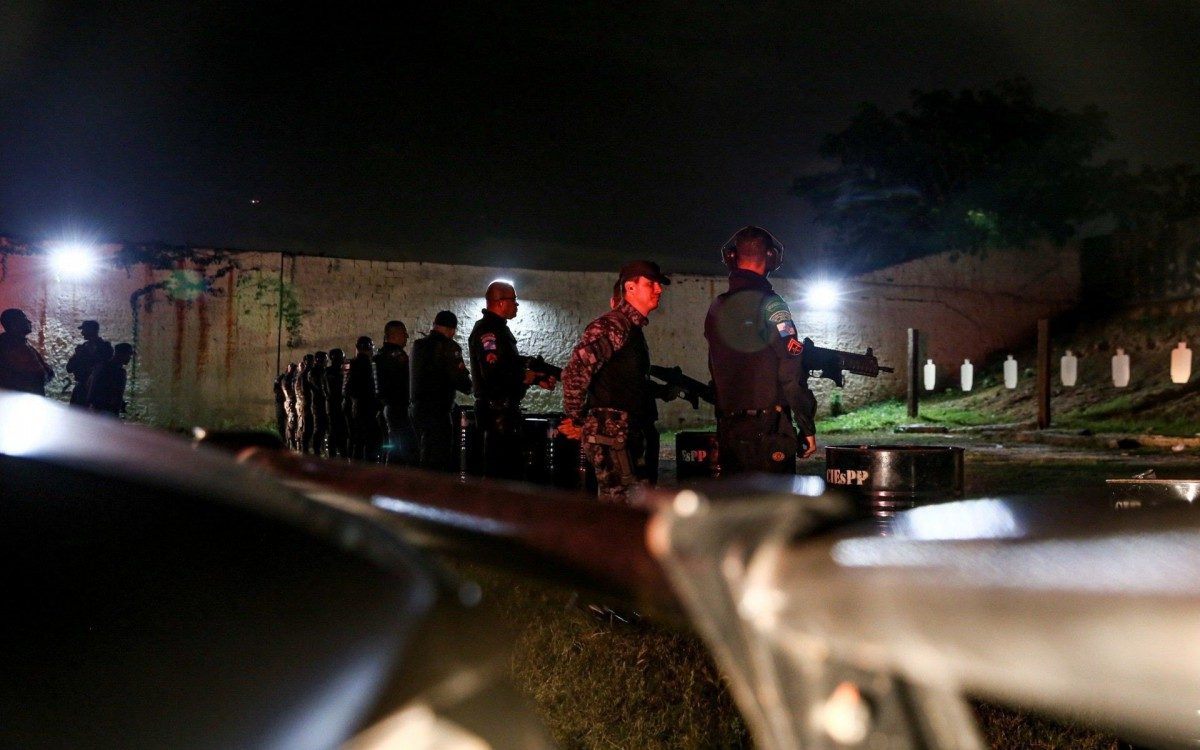 Policiais militares tamb&eacute;m passaram por treinamento de tiro em ambiente noturno