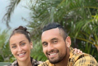 Namorada flagra traição de jogador e posta foto do atleta nu ao lado de mulher