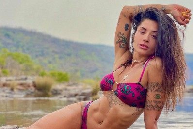 De biquíni, Aline Riscado toma banho de rio e se elogia: 'Sereiona'