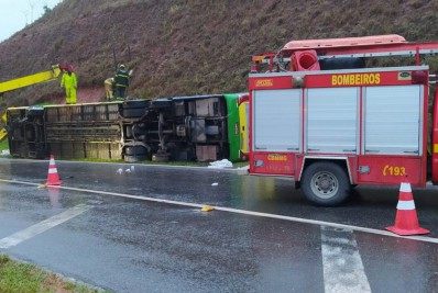 BR-040: ônibus de turismo tomba e deixa um morto e 44 feridos