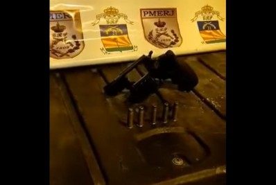 Dupla é presa por porte ilegal de arma de fogo em Meriti