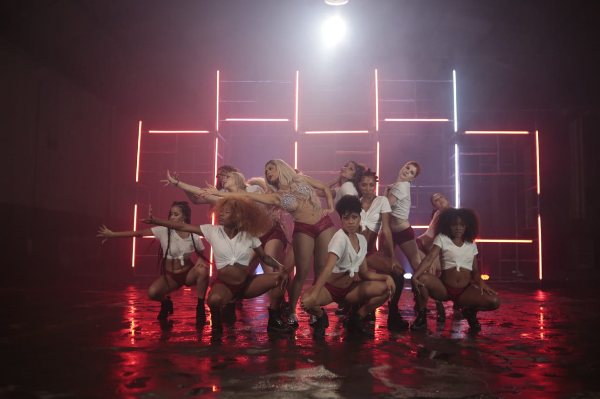 Lexa surge de peruca loura em gravação de vídeo coreografia - Walace Ximenes / Diversão