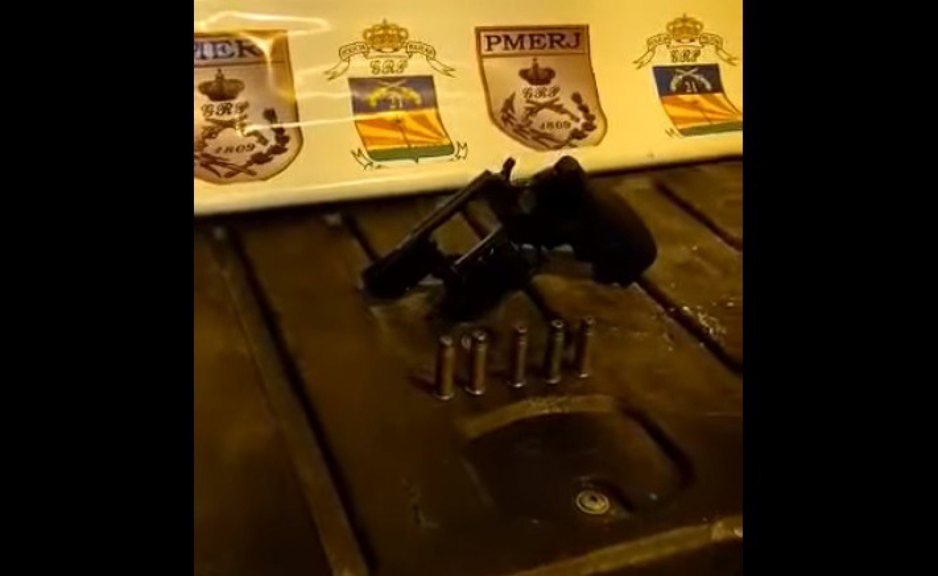 Os policiais apreenderam uma arma e munições 