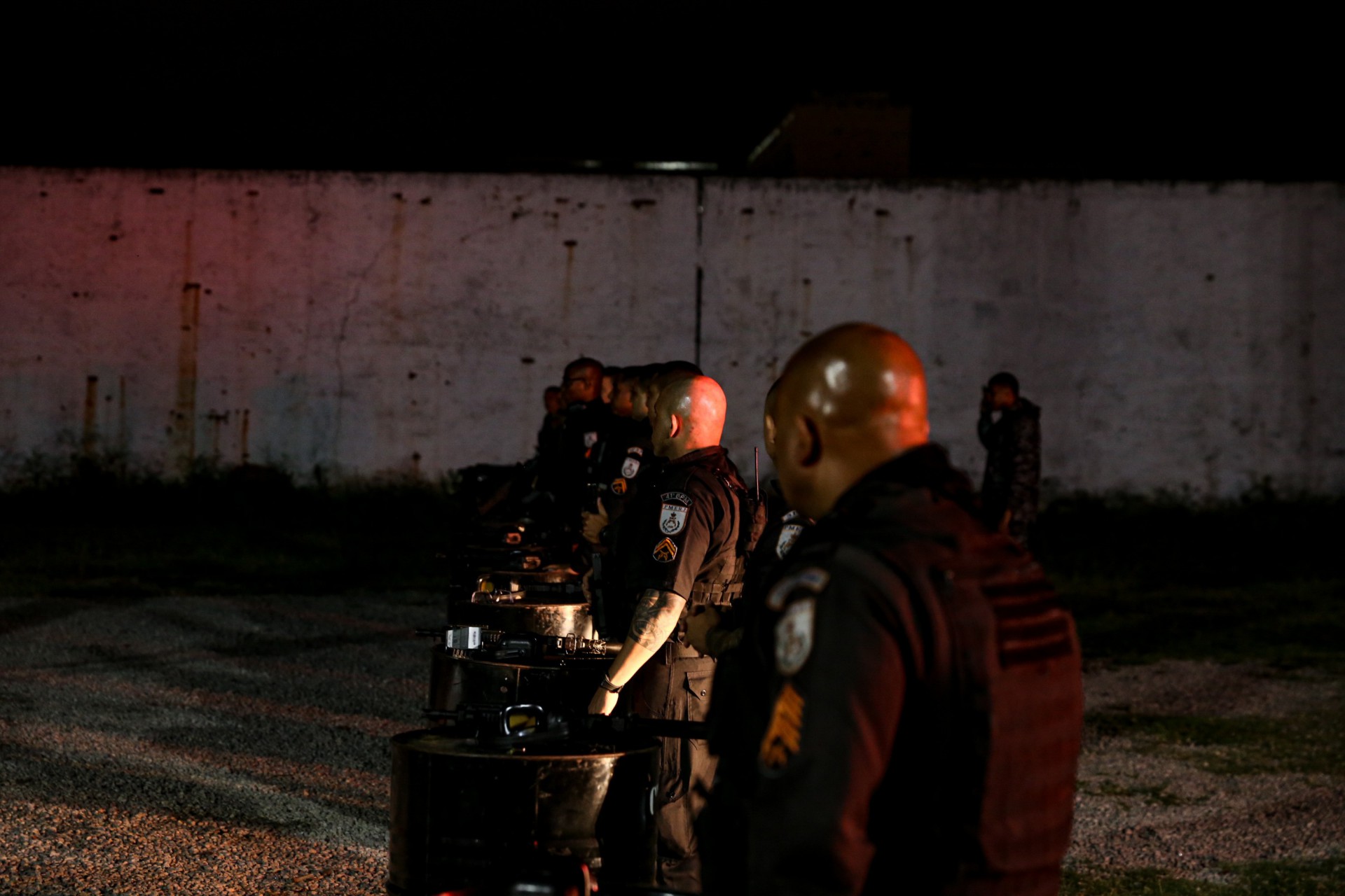 Policiais militares passam por treinamento de tiro noturno  - DIVULGAÇÃO