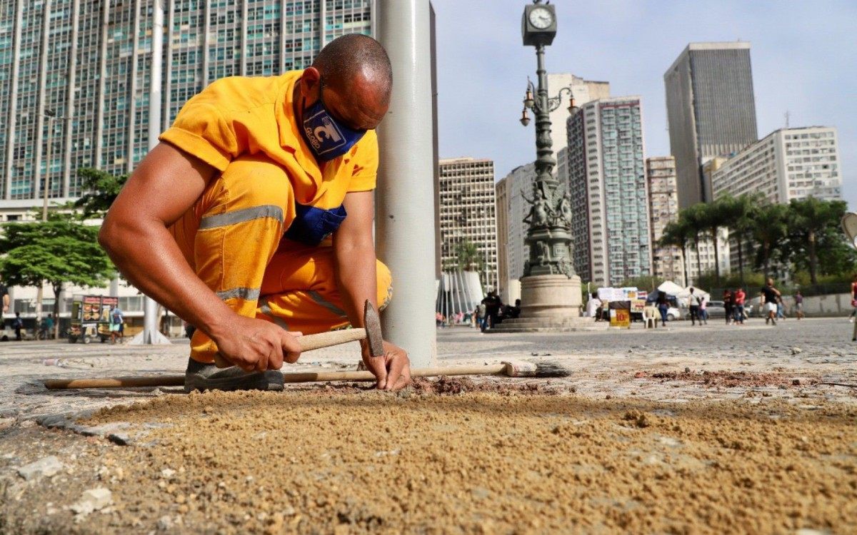 Cal&ccedil;amento de pedra portuguesa recebeu cuidado especial por funcion&aacute;rios da Comlurb
