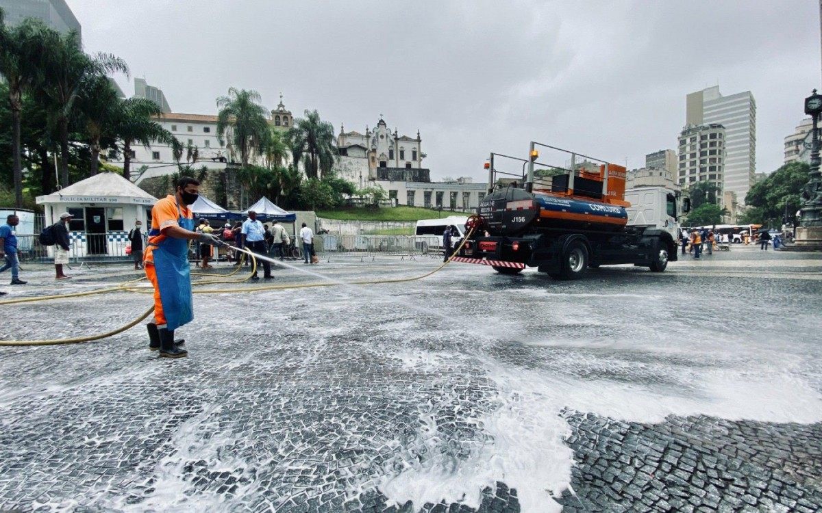 Funcion&aacute;rios fizeram a lavagem do espa&ccedil;o com motobombas e tiveram o aux&iacute;lio de caminh&otilde;es pipa 