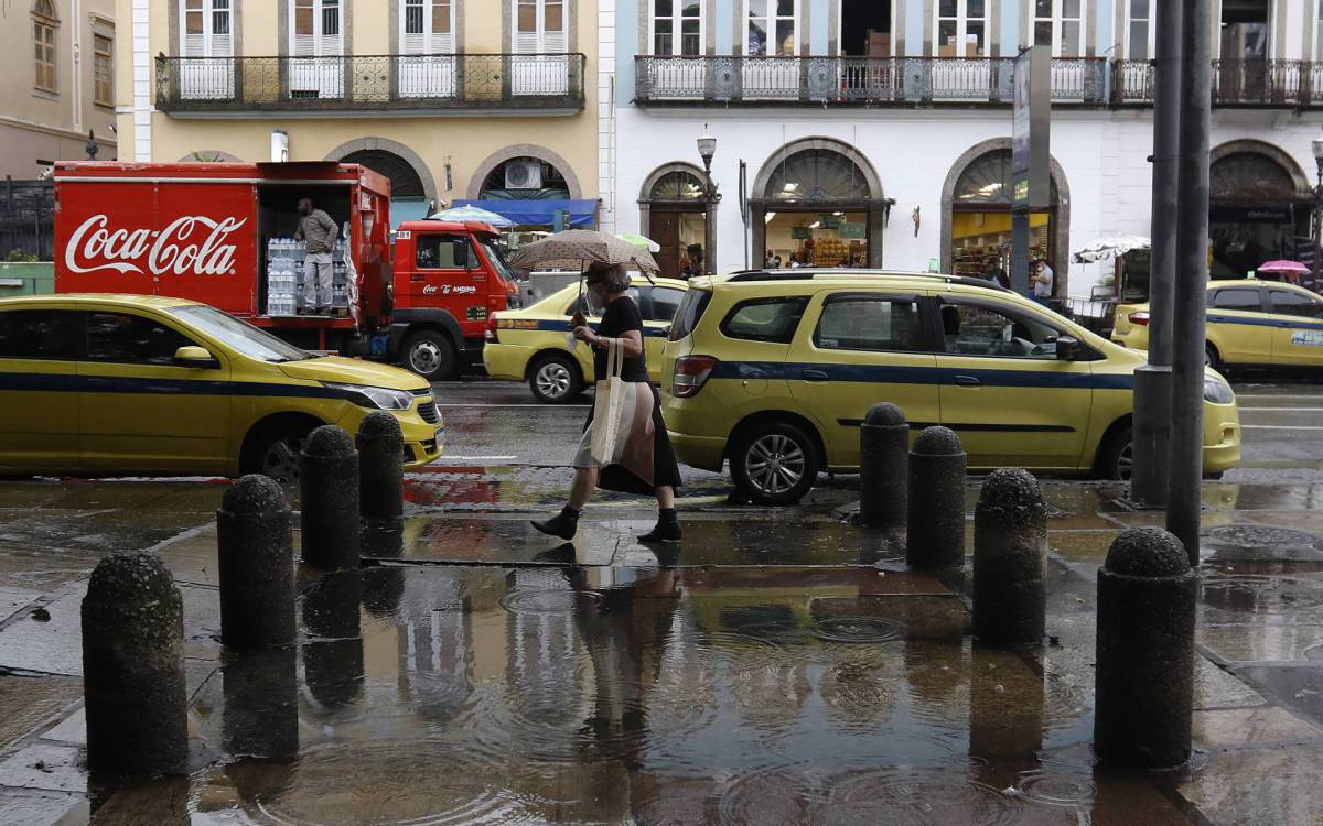 Climatempo - Mau tempo no Rio de Janeiro, na Manha de hoje. Na foto, movimenta&ccedil;ao na Rua do Catete, zona sul do Rio.