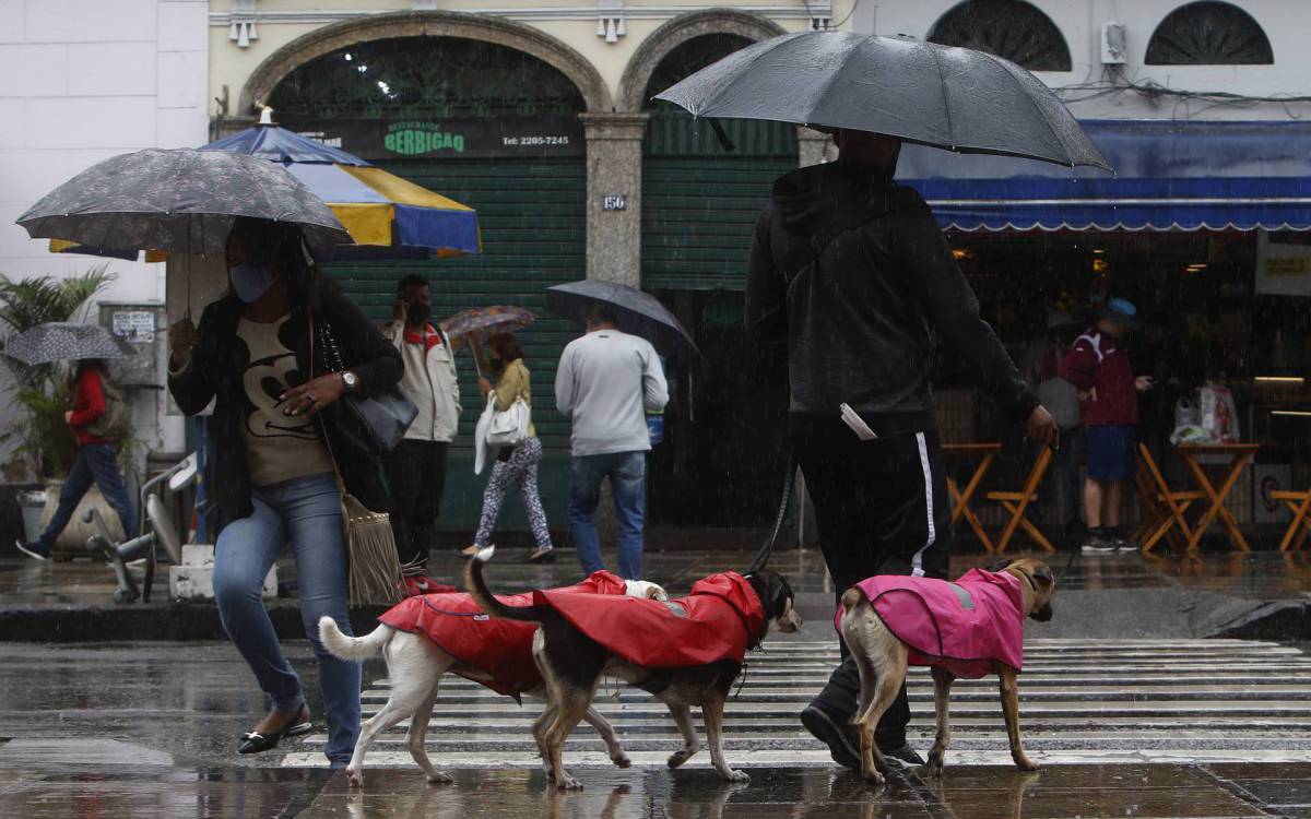 Climatempo - Mau tempo no Rio de Janeiro, na Manha de hoje. Na foto, movimenta&ccedil;ao na Rua do Catete, zona sul do Rio.