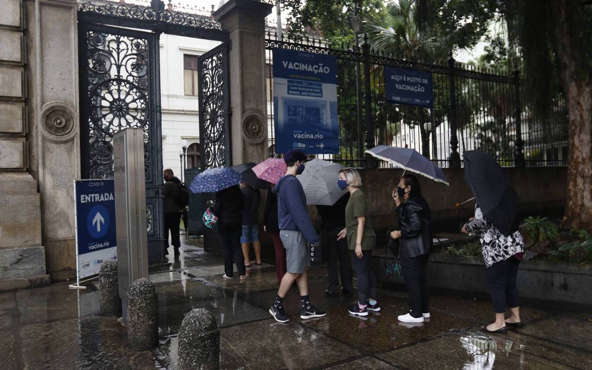 Geral - Movimenta&ccedil;ao no posto de Vacina&ccedil;ao que funcina no Palacio do Catete, zona sul do Rio.