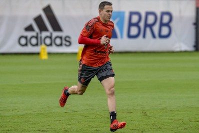 Piris da Motta, volante do Flamengo, faz tratamento conservador no Tendão de Aquiles e tenta não passar por cirurgia 