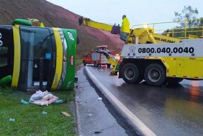 Ônibus que seguia para Cabo Frio sofre acidente que deixa um morto e 44 feridos