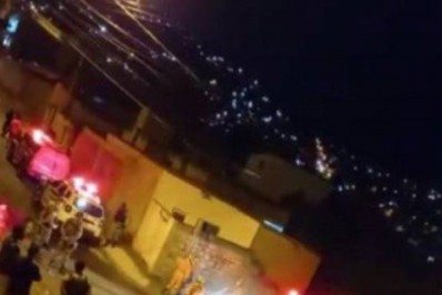 Idoso é jogado em bueiro após ser acusado de abusar de criança