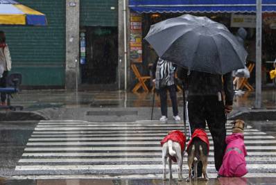 Rio tem previsão de chuva até sábado, mas tempo deve melhorar no domingo