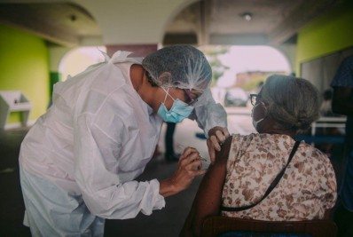 Idosos acima de 68 anos recebem dose reforço contra a Covid-19 em Cabo Frio nesta semana