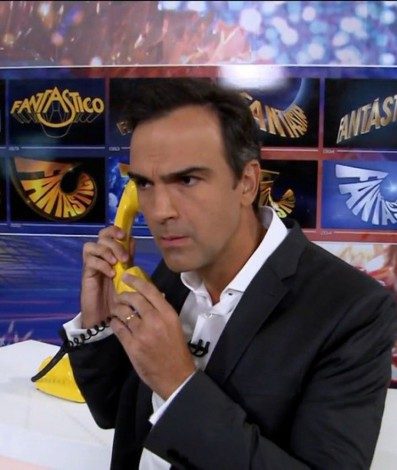 Tadeu Schmidt atende o Big Fone no 'Fant&aacute;stico' - Reprodu&ccedil;&atilde;o