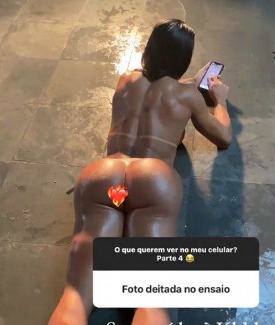 Atendendo aos pedidos dos fãs, Gracyanne Barbosa posta fotos em que aparece completamente nua nas redes sociais - Reprodução Internet