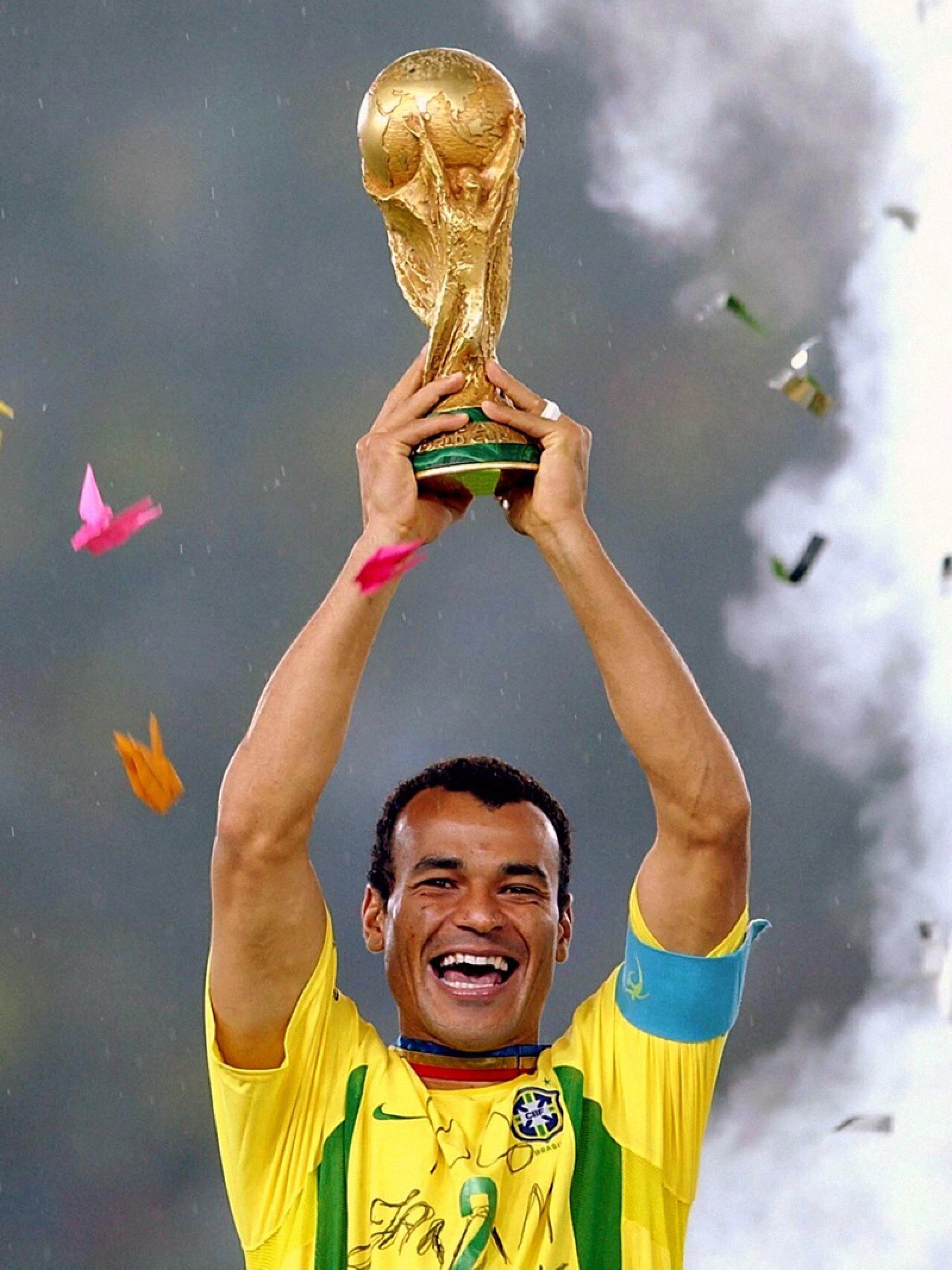 Cafu levantando a Copa de 2002 - DPA/Press Association Images