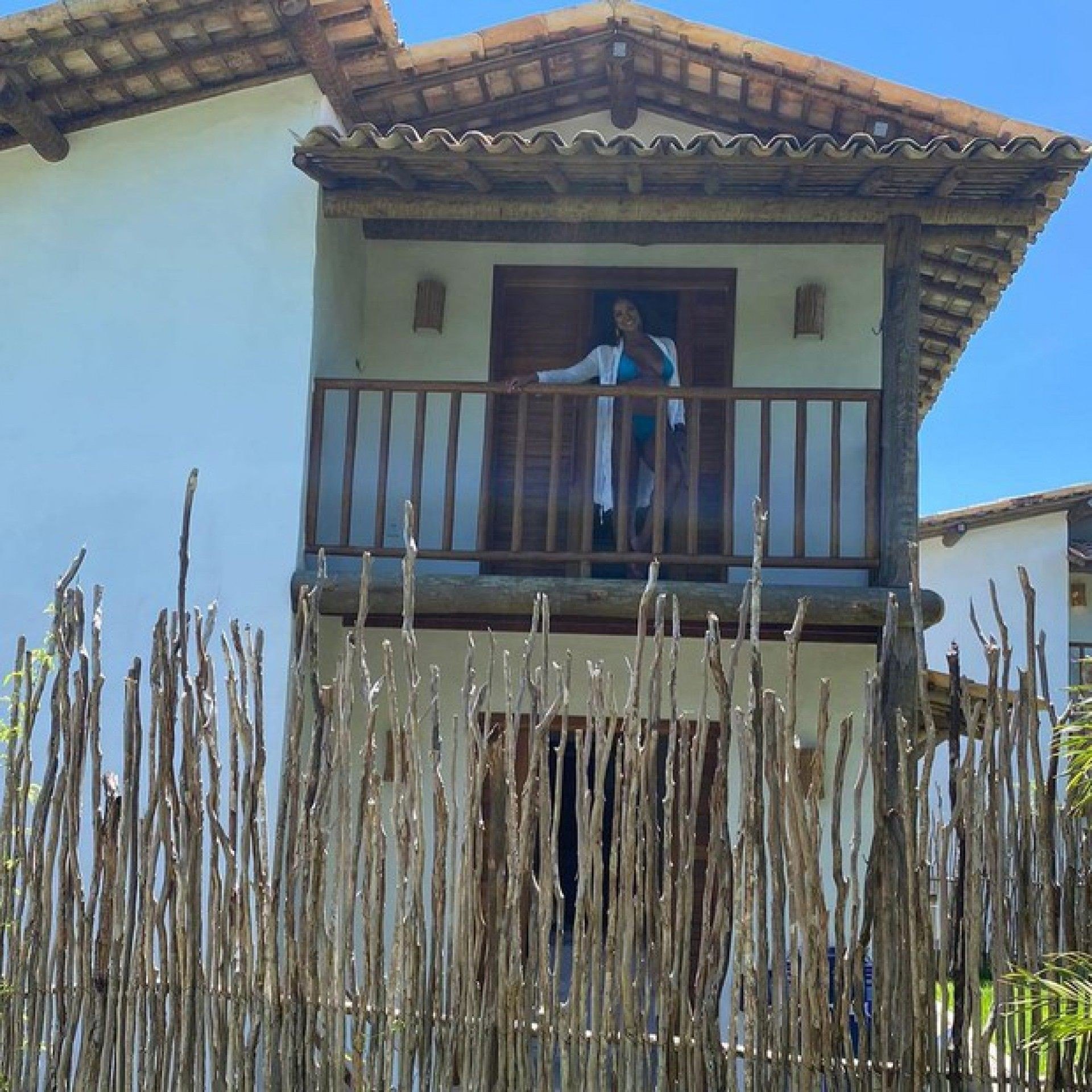 Cris Vianna posa de biquíni em Alagoas - Reprodução Internet