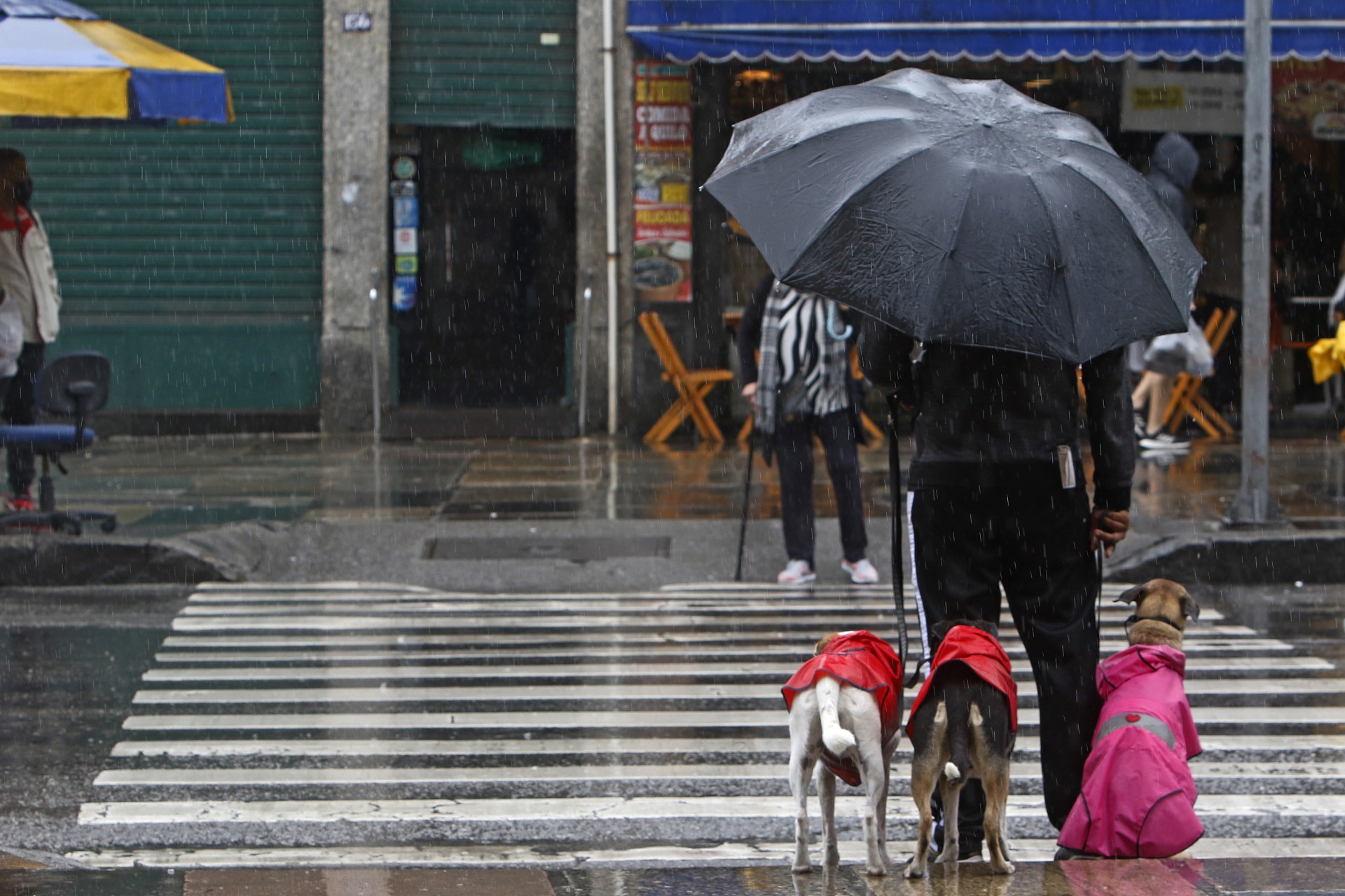 Climatempo - Mau tempo no Rio de Janeiro, na Manha de hoje. Na foto, movimentaçao na Rua do Catete, zona sul do Rio. - Reginaldo Pimenta / Agencia O Dia