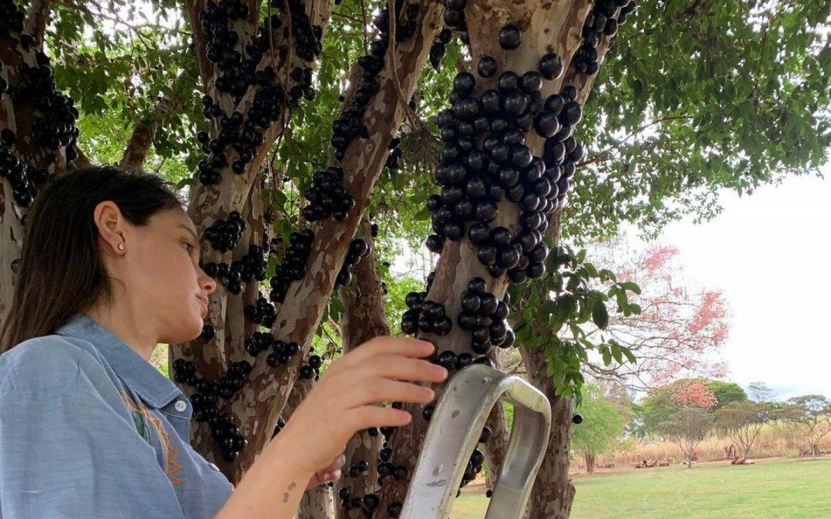 Laura Neiva mostra barrigão de oito meses de gravidez