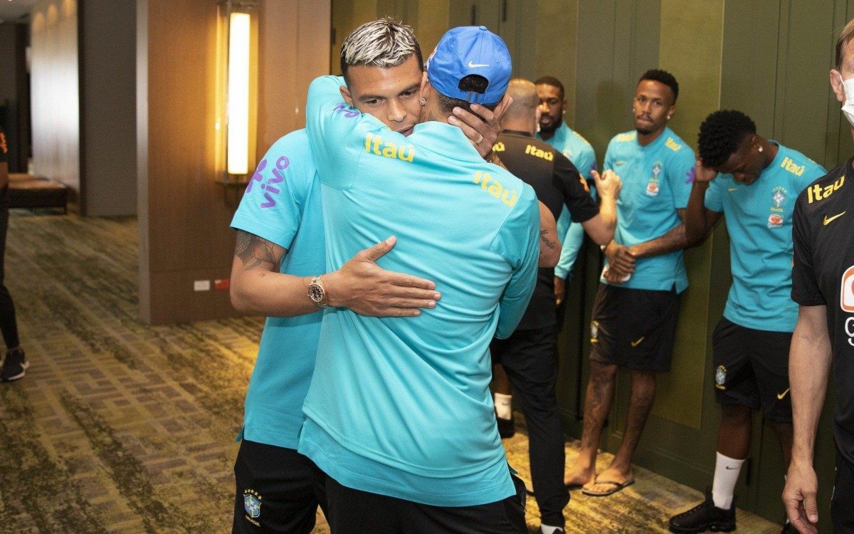 Thiago Silva abra&ccedil;a Neymar na chegada &agrave; concentra&ccedil;&atilde;o da Sele&ccedil;&atilde;o