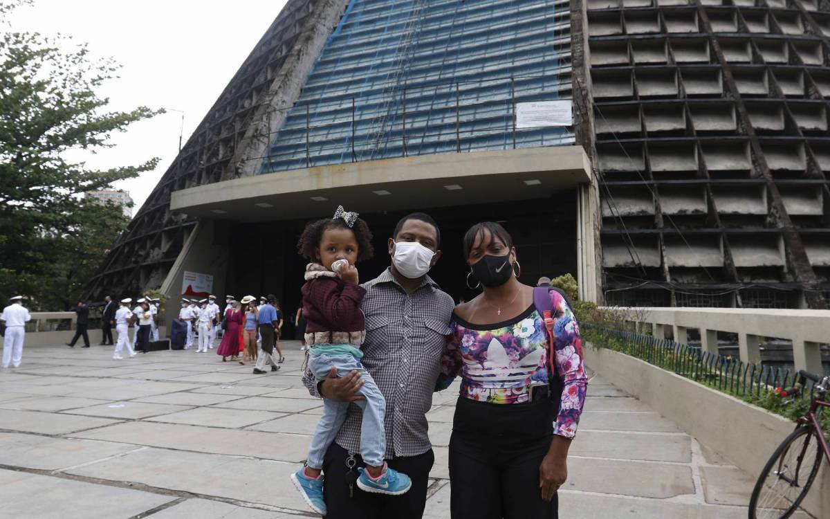 Geral - Festa dos 90 anos do Cristo Redentor, na Catedral Metropolitana de Sao Sebastiao do Rio de Janeiro, centro do Rio. Na foto, Jeany Victoria Nunes, 2 anos; Jean Luiz Nunes e Flavia da Silva Nunes.