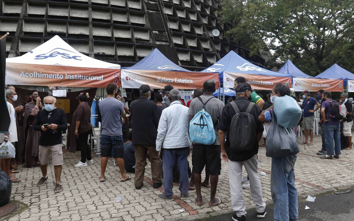 Geral - Festa dos 90 anos do Cristo Redentor, na Catedral Metropolitana de Sao Sebastiao do Rio de Janeiro, centro do Rio. Na foto, açao social e distribuiçao de bolo pelo aniversario dos 90 anos do Cristo Redentor.