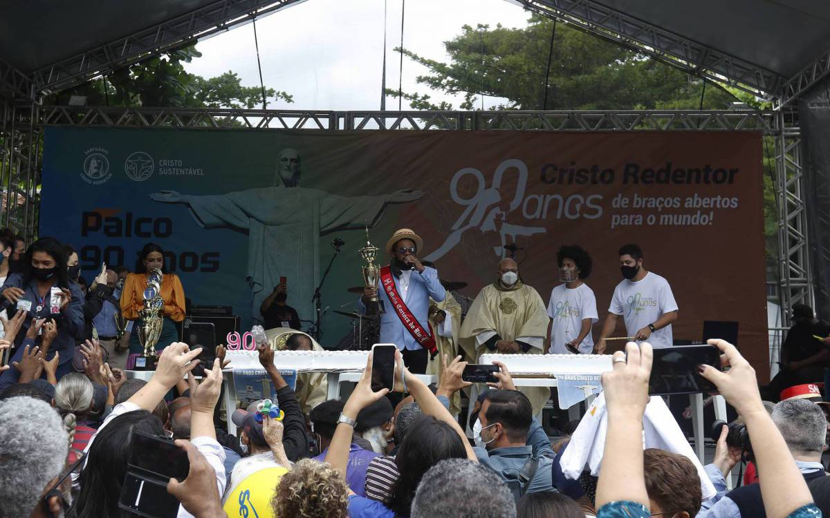 Geral - Festa dos 90 anos do Cristo Redentor, na Catedral Metropolitana de Sao Sebastiao do Rio de Janeiro, centro do Rio. Na foto, açao social e distribuiçao de bolo pelo aniversario dos 90 anos do Cristo Redentor.