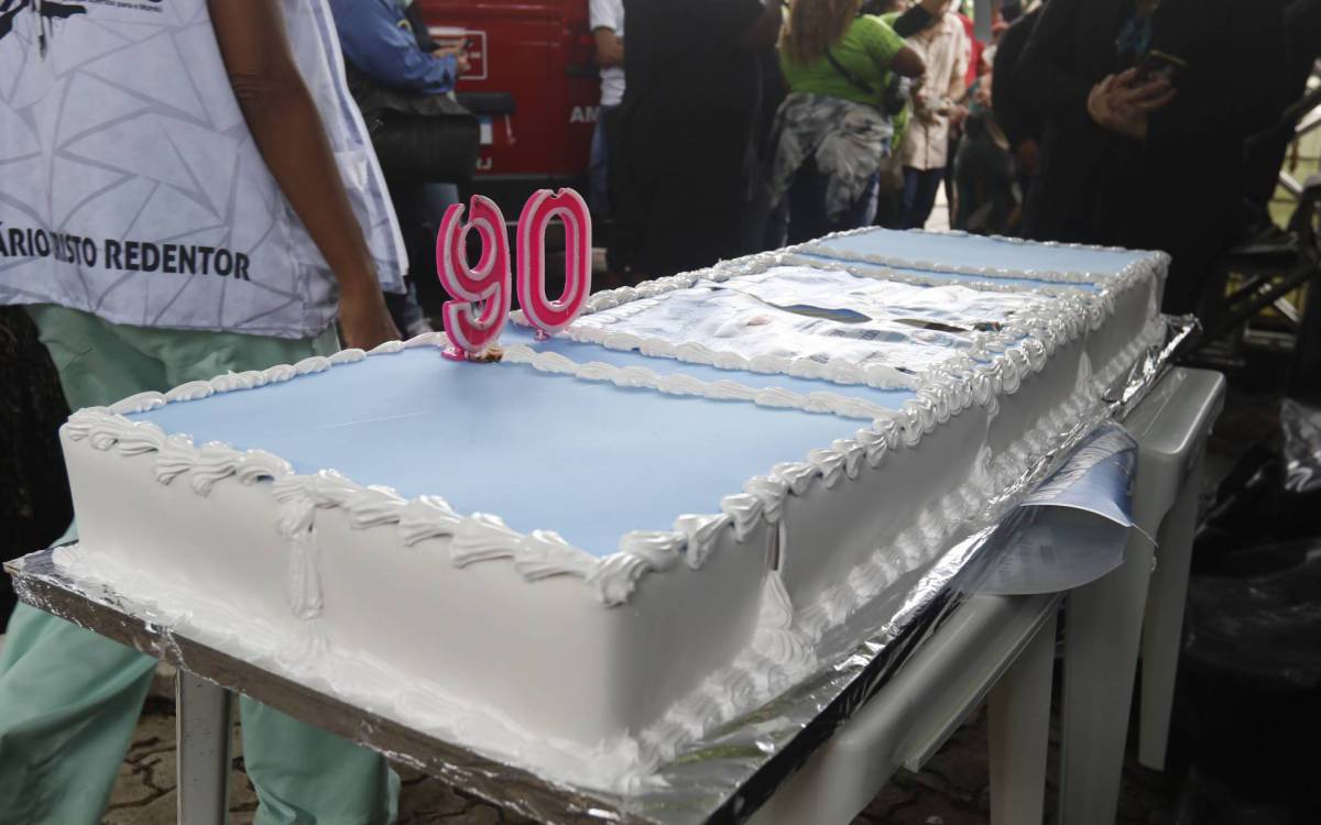 Geral - Festa dos 90 anos do Cristo Redentor, na Catedral Metropolitana de Sao Sebastiao do Rio de Janeiro, centro do Rio. Na foto, açao social e distribuiçao de bolo pelo aniversario dos 90 anos do Cristo Redentor.
